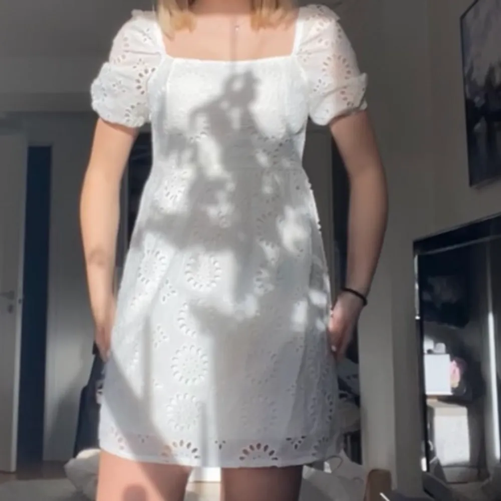 Superfin vit klänning som tyvärr är för liten för mig. Är en 36 men passar mer en 34, då den är ganska smal över midja och bröst.💛. Klänningar.