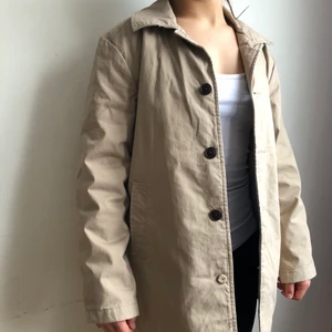 Tommy Hilfiger  - En ljus beige Tommy Hilfiger vår kappa aldrig använd endast provad. Storlek 152 men passar även för XS/S. Vid snabb affär så kan pris diskuteras. 