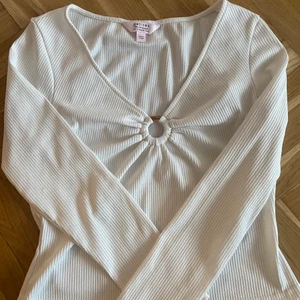 V-ringad topp - En vit v-ringad topp. Endast använd 1 gång då den var för stor för mig. Den är i strl 40 men skulle säga att den är liten för sin storlek. Skulle passa en 38 och 36. Köpt på zalando för 299kr. Men säljer för mindre då den aldrig används!❤️Skriv om ni är intresserade!!