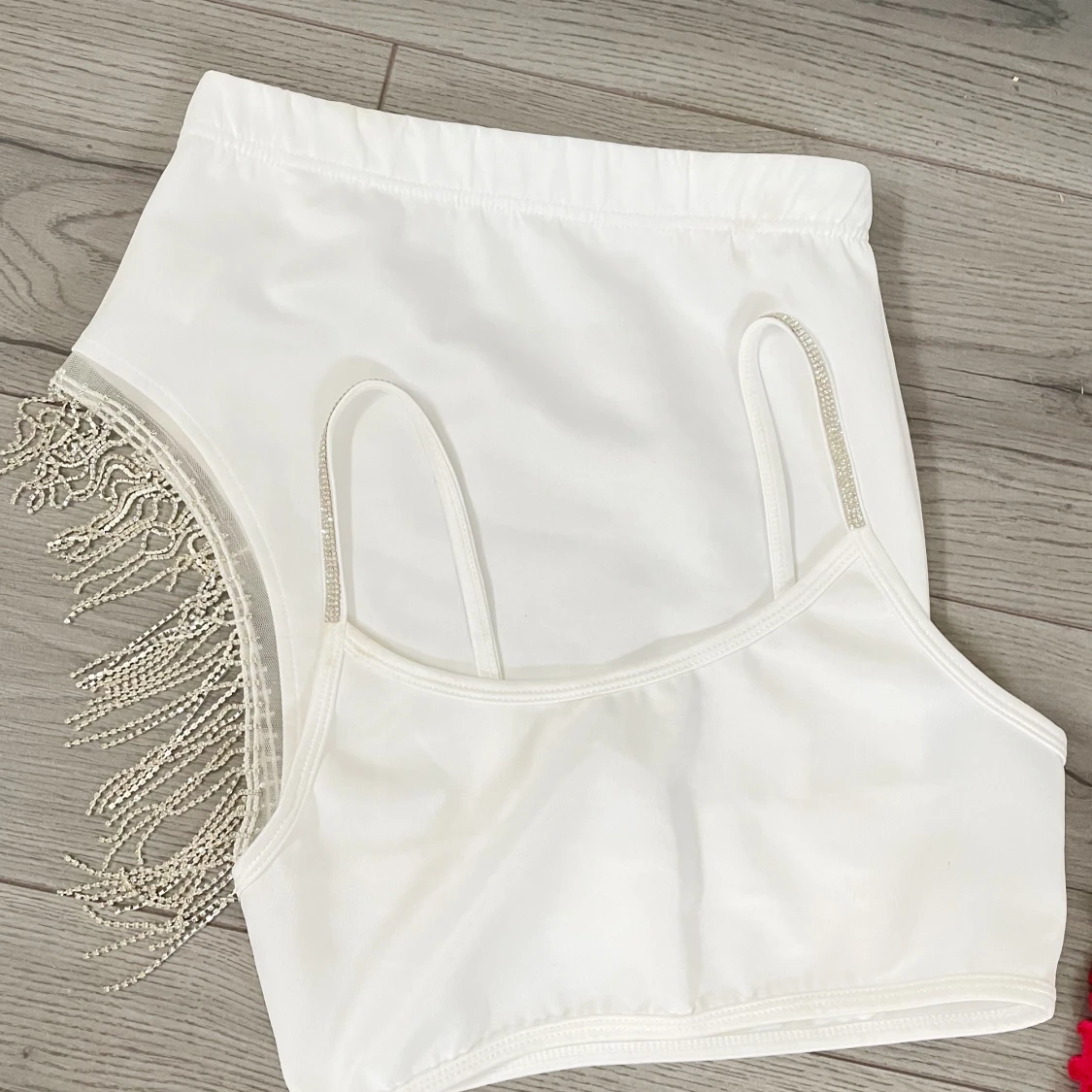 Vitt set med silverdetaljer