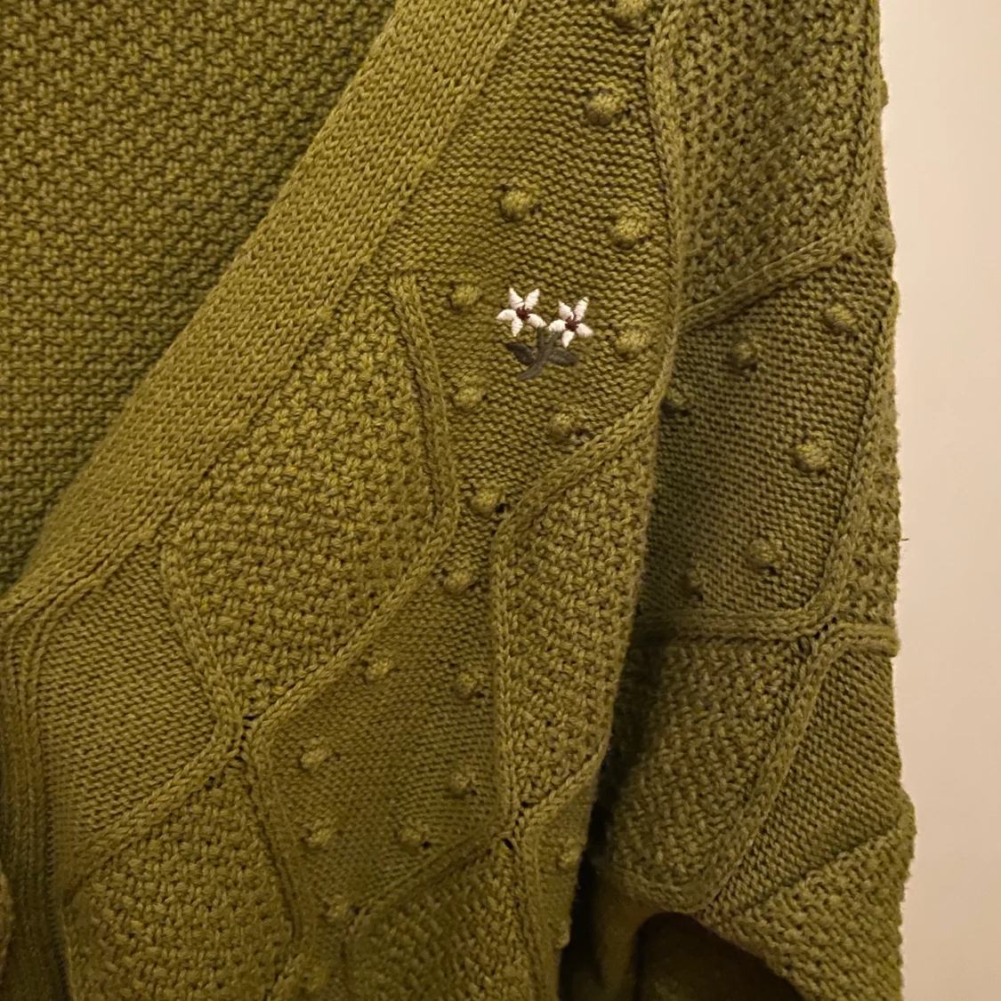 Kort kardigantröja med blommor - 90