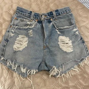  Shorts  - De är shorts som är ifrån Levis som är högmidjade