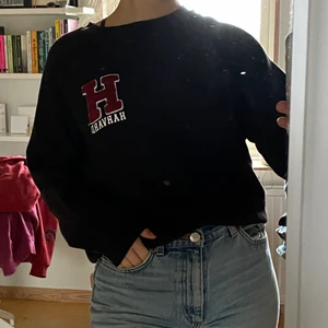 Harvard sweatshirt  - Harvard sweatshirt. Använd ett fåtal gånger. Storlek m. Om du har några funderingar är det bara att höra av sig! (Köparen står alltid för frakten)