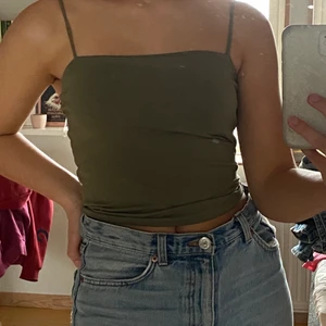 Grönt linne - Grönt linne från Gina tricot. Använd endast en gång för en dansföreställning. Storlek s. Hör av dig om du har några funderingar! 😊 (köparen står alltid för frakten)