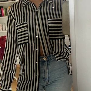 Randig skjorta - Randig ganska tunn skjorta. Bra skick. Passar de flesta storlekar beroende på passform (jag är s/38). Hör av dig om du har några funderingar!  (Köparen står alltid för frakten) 