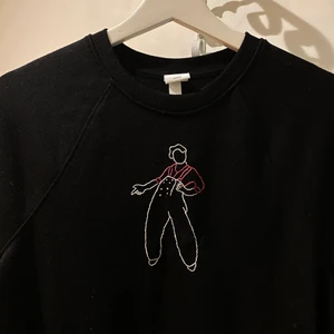 Broderad tröja - 💜Broderad tröja med Harry Styles motiv 💜Hör av er om ni vill köpa en liknande 💜Cirka 300kr plus frakt 💜Kom gärna med egna förslag på motiv 💜Olika färger och storlekar finns 💜Just denna är såld