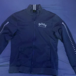 Hugo boss kofta storlek M - Denna koftan är i bra skicka ock köpt för ganska mycket. Den är storlek M men passar bättre till storlek S. Som ni kan se på andra bilden så är den bara lite trasig där framme men det syns nästan inte överhuvudtaget. Pris kan diskuteras.