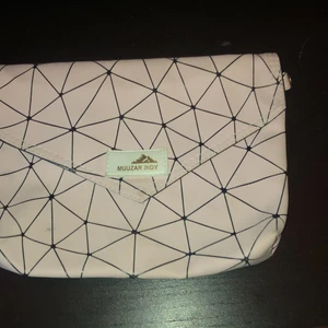 Liten väska  - En liten väska dock utan axelband 