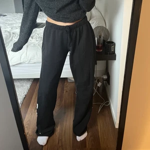 Mjukisbyxor från Victorias secret - Säljer dessa mjukisbyxor från Victorias secret då dom inte används! Superskönt material och knappt använda. Nypris ca 550 + tull. Jag på bilden är 160 cm🤍 Frakt tillkommer på 66 kr!