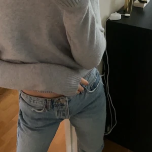 Trendig stickad tröja - Stickad tröja från Vila. Använd fåtal gånger, sitter fint och lätt att styla. Köpt för 399kr. Exklusive frakt