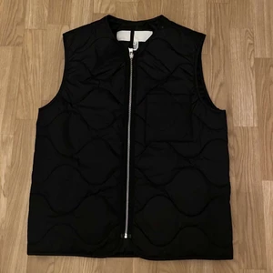 Arket väst - Arket väst i storlek 48. jätte fint skick och köparen står för frakt 💚