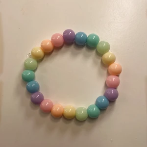 Pärlarmband💖 - Egengjort med elastisk tråd!!! Köparen står för frakt på 12 kr!!😁🥰⚡️