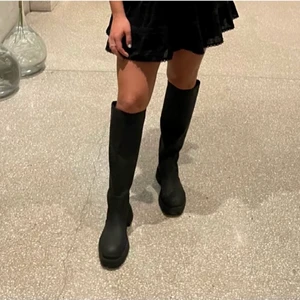 38 - Säljer dessa super snygga trendiga skor! Dem är helt nya och oanvända säljer pågrund av att dem är för stora och inte den modellen jag ville ha💕Frakten ingår!!🤩 Priset kan diskuteras vid snabb affär 