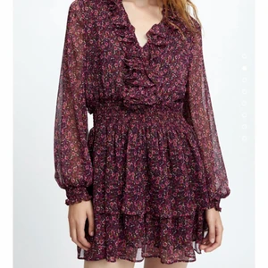 Intressekoll! - Intressekoll på denna snygga populära klänningen ifrån Zara! Den är i storlek S och har alla lapparna kvar. Skriv privat för mer bilder! Kom med bud❤️❤️❤️❤️❤️