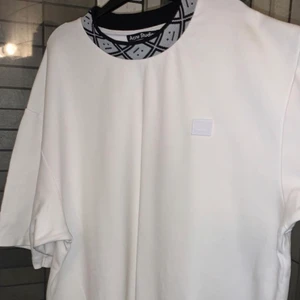 Acne studios t-shirt  - Acne studios t-shirt, cond 9/10 som ny
