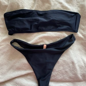 Bikiniset  - Fin svart bikini, överdel från SHEIN och underdel från Nelly, storlek S. Går att köpa separat om man önskar. Fint skick