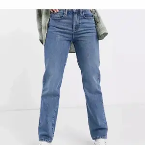 Skit snygga mid rise jeans från ASOS. Detta är förra ägarens bilder. Snygg detalj på baksidan men tyvärr satt de lite tight i midjan på mig. Skriv för mått