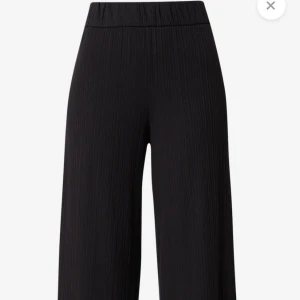 Vida byxor strl XS - Svarta vida byxor från Monki, strl XS. Fint skick. Kan även fraktas.