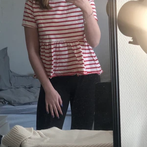 Randig tröja från zara - Populär tröja från zara med volang nertill💞