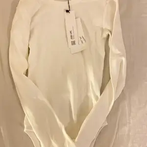 En helt oanvänd vit body från Zara med prislapp på. Köpte men använde aldrig. Bodyn har en tight passform! Köparen står för frakten:)