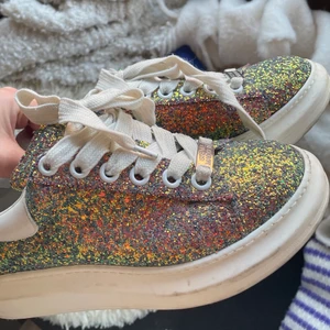 Steve Madden skor - ✨glittriga✨ skor med hög sula från Steve Madden, likar lite alexander mcqueen skor 🔥 storlek 38,5!