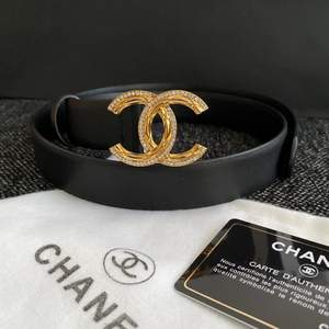 Säljer ett Chanel bälte, ej äkta men man ser inte skillnaden. Bältet är helt nytt i svart äkta läder med guldig cc spänne med strass. Storleken är 85, Bredd 3cm,  Lång 103 cm men kan förkortas genom att göra extra hål med hjälp av tillhörande verktyg. Frakten kostar 66kr. 
