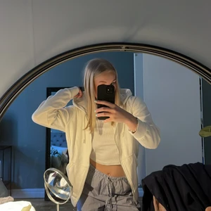 Munkjacka - Vit munkjacka från hm. Stl s, sitter jätte fint. Kommer inte till användning. Knappt använd