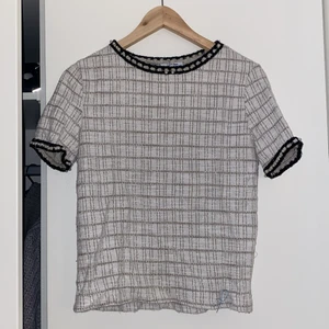 Topp - Strl M, passar även S. Med detaljer.