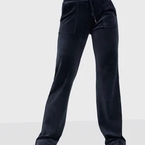 Juice couture blåa byxor - Jag säljer ett par mörkblå juice couture byxor. Dom är i fint skick då jag inte använt dom så mycket. Byxorna är i storleken XS 