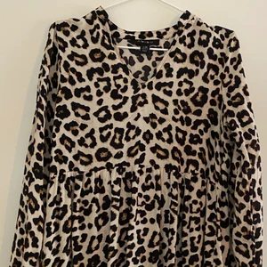 Klänning från Shein, storlek 34 - Klänning från Shein, storlek 34. Använd någon enstaka gång, trivdes inte i den där av säljer jag den! Jätte bra material, passningsformen är bra👍🏼