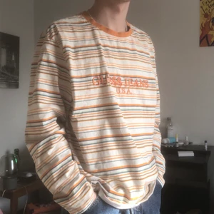 Guess x Asap Rocky tröja storlek L - Skit snygg randig Guess x Asap Rocky tröja i stolen L, den ser skit bra ut i både oversized fit och vanlig fit. Pris 650kr men tar gärna bud också🙌🏼