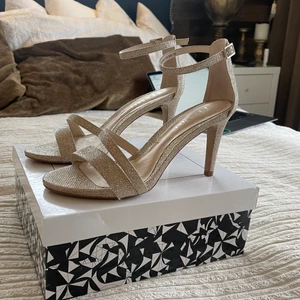 Klackskor Tiamo stl 39 - Helt oanvända klackskor från Tiamo i storlek 39. Jättefin färg och sköna för att ha klack. Nypris 699kr, har både kvitto och kartong kvar. Skulle säga att de är lite mer Roseguld än guld.