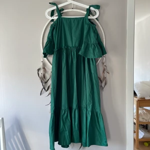Grön klänning  - En jättesöt klänning ifrån Shein! Endast använd vid 2 tillfällen! Faktiskt grön färg och fin passform. Kan mötas upp i Söderköping eller Norrköping eller frakta mot betalning 🐸🐸🐸🧚🏽‍♀️🧚🏽‍♀️🧚🏽‍♀️