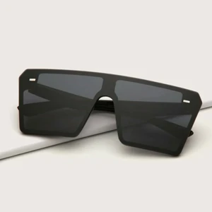 Oversized solglasögon  - Säljer dessa då jag har flera, dem jag säljer har aldrig används. Från shein. Skitsnygga.🤩