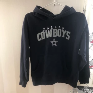 Blå vintage hoodie - köpt här på plick men använd endast 1 gång! Jag är mellan storlekarna XS-S💙