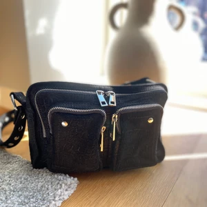 Nunoo Ellie croco suede - Inköpt i november 2021🤍Knappt använd🤍Nypris 1600 kr🤍500 kr eller högst budande🤎 Mått: L 24cm H 16 cm D 10 cm. Äkta mocka 🤍pris kan diskuteras vid snabb affär