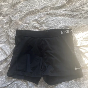 Nike shorts - Nike shorts i storlek XL, skulle säga att de mer är som en M. De är i använt skick. 