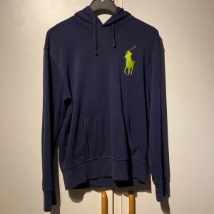 Polo ralph lauren vintage Strl M - skick 8/10 sitter oversized på mig och är 180. har inte använt den på jätte länge 