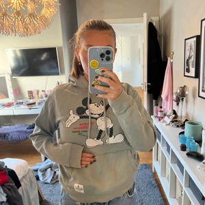 Disney hoodie - Säljer denna superfina hoodie från hm, kan både mötas och posta. Superfint skick