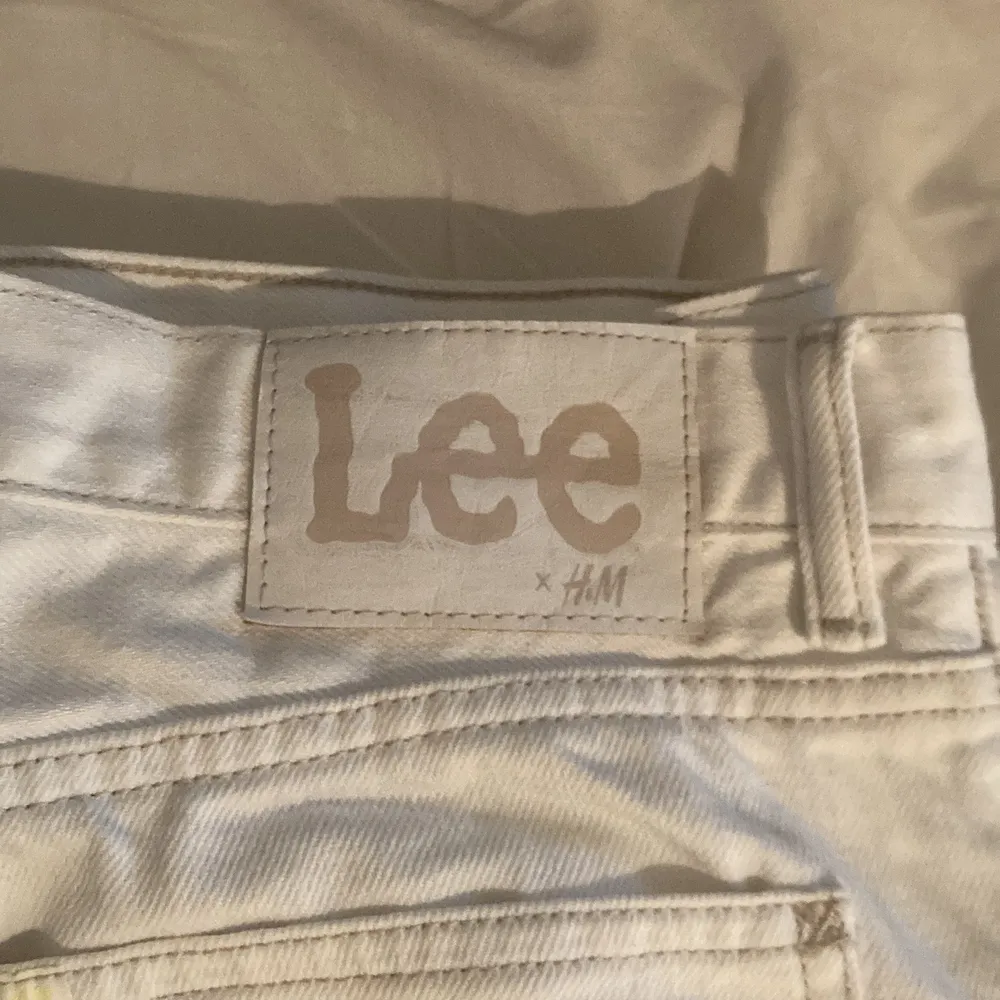 Lee x HM jeans, ganska feta men inget för mig. Köpte dem när kollektionen släpptes men bara använda typ en gång. Skick 9,5/10. Jeans & Byxor.