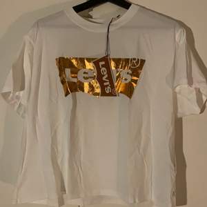 En vit levis levis t-shirt med brons/ kopparfärgat tryck. Helt ny med lappen kvar.