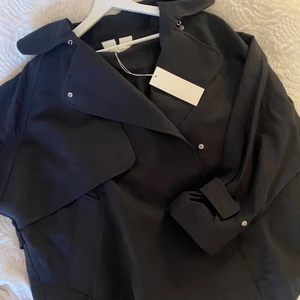 ARKET jacka - Så fin jacka/trenchcoat från ARKET😍 aldrig använd och lappen är kvar. 