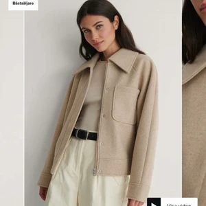 Kappa nakd - Superfin kappa från nakd, knappt använd och i super fint skick- inga fläckar eller trasig någonstans! ( är lite nopprig, men de går att ta bort) kom gärna privat för fler frågor och funderingar ❤️❤️ kan tänka mig att diskutera pris vid snabbt köp!! Många intresserade= Buda.