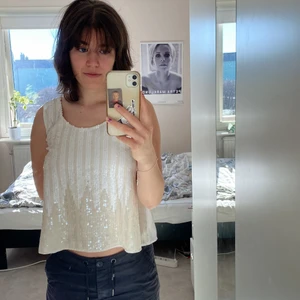 Linne med paljetter - Fint paljettlinne med meshrygg. Perfekt för fester eller till tillställningar med glitter/paljet-tema. Köpt på stadsmissionen inför 200-dagars då jag inte visste vad jag skulle ha på mig, valde inte den alltså aldrig använd av mig. Står ingen storlek men skulle gissa ungefär S då armhålen är åt det mindre hållet💕