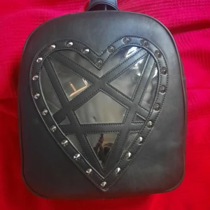 Killstar pentagram ryggsäck  - I jättefint skick då jag har varit väldigt rädd om den! Fraktar eller möts upp. 