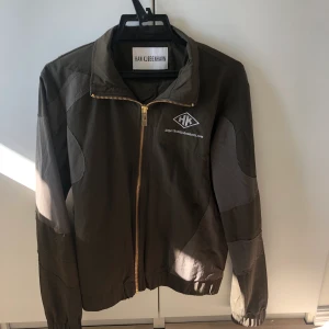 Han Kjobenhavn jacka - En slutsåld Jacka från Han Kjobenhavn, storlek M men passar även S. Ordinarie pris 2399kr. En välgjord jacka från detta designermärken som inte är lik någon annan. Skick 9/10. 