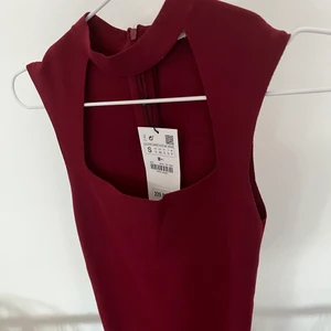 Zara topp med cut out  - Köpte denna vinröda cut out toppen från zara i julas, men har aldrig använt. Inga defekter, lappen sitter fortfarande kvar. Köpare står för frakt som kostar 66kr och är spårbar 😍