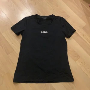 Björn Borg träningströja - Svart Björn Borg tröja i träningsmaterial strl.38 aldrig använd. Nyskick
