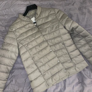 Jacka - Superfin grå dunjacka. storlek 34🌟 perfekt nu när det börjar bli varmare ute ☺️