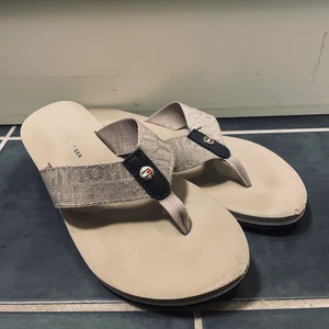 Tommy Hilfigher skor  - Bara lite slitna fram annars hela och fina. Beige/guld 